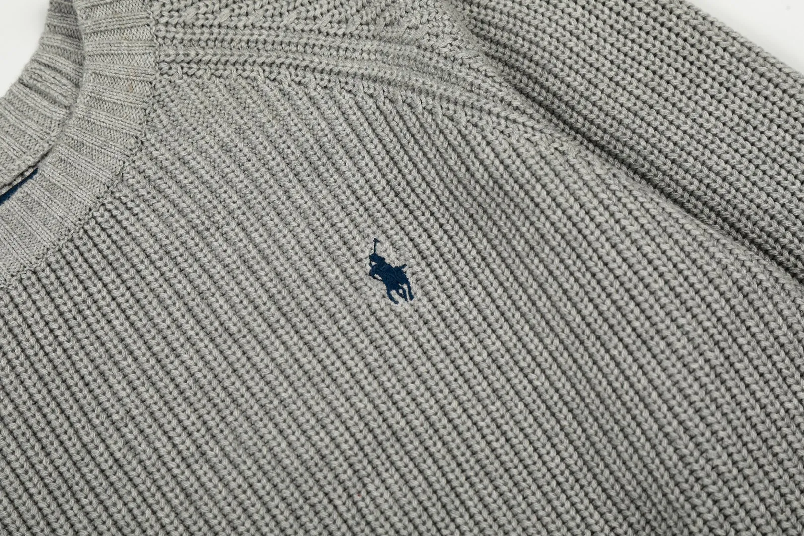 P220 Top quality" Style number: DS812# (not off the shelves all year round) [Ralph Lauren round neck piqué knitted sweater with war horse embroidery on the front and back] ✅Ralph Lauren classic basic versatile round neck pullover sweater for men and women ✅Main supply platform live broadcast Wholesale entity Replenish if out of stock Not removed from the shelves ✅ZP quality 1:1 version Scan the code to enter the GF website Counter quality ✅Detailed quality The only one in Guangzhou Imported quality cotton yarn Mainly high-end, cost-effective, good quality needless to say ✅The version is restored to the original order, the maximum size can be worn up to 200 pounds, loose, comfortable and stress-free ✅The upper body is simple and easy to match, ootd must-have style, good-looking clothes are never picky, a must-have item in the wardrobe is recommended. Size: S-XL Color: White, gray, khaki, navy blue, brown, burgundy, black with white label, black with red label